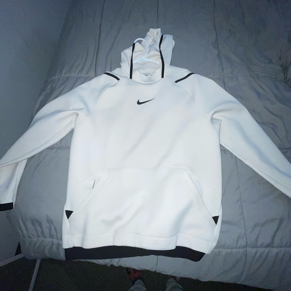 White Nike Pro Dri-fit hoodie 🔥